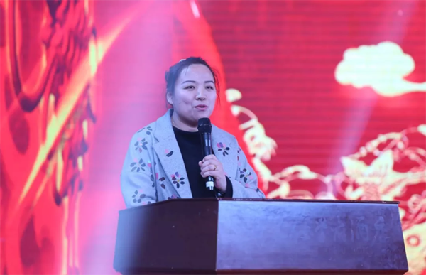 优秀新员工代表时肖发言