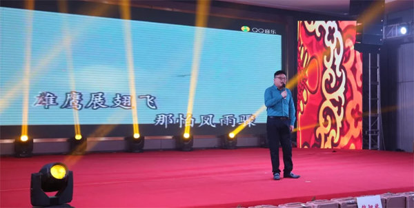 歌曲《红星照我去战斗》